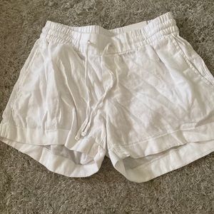 NEVER WORN BEFORE! white old navy shorts with pockets !